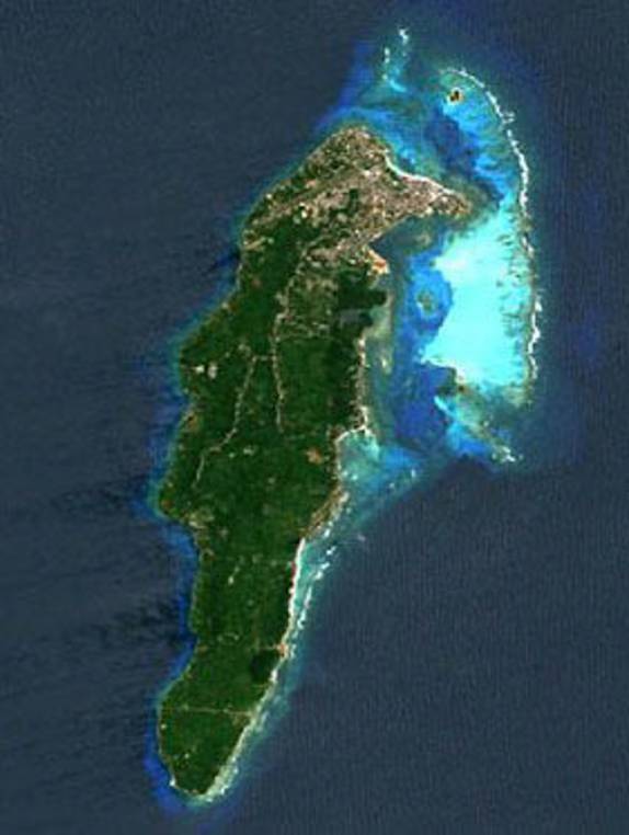 Foto de satélite da ilha de San Andrés, com sua forma de cavalo-marinho. O norte da ilha está completamente urbanizado